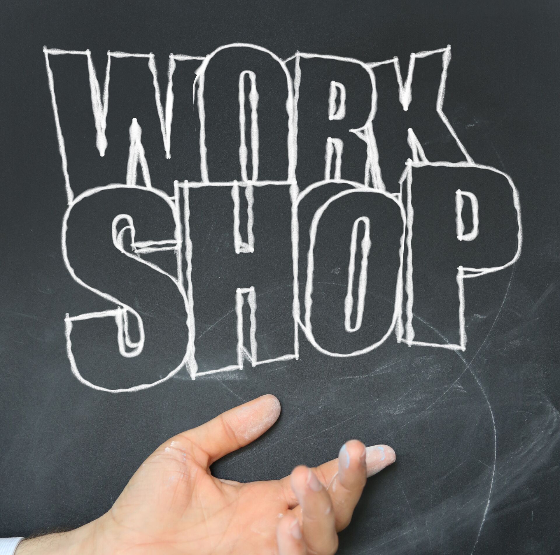Ein Workshop-Schild, das die Aufschrift 'WORK SHOP' in großen Buchstaben zeigt