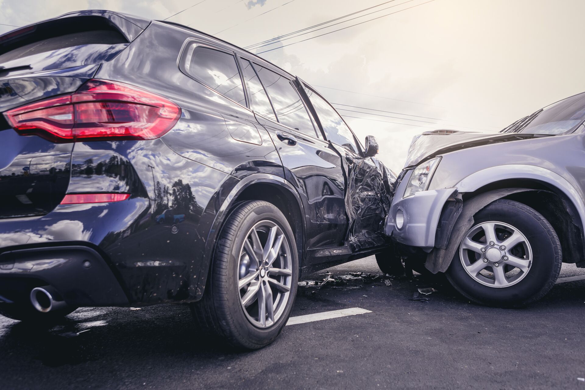 Zwei Autos, die einen Unfall gebaut haben, symbolisieren einen Unfallort oder eine Schadensbegutachtung